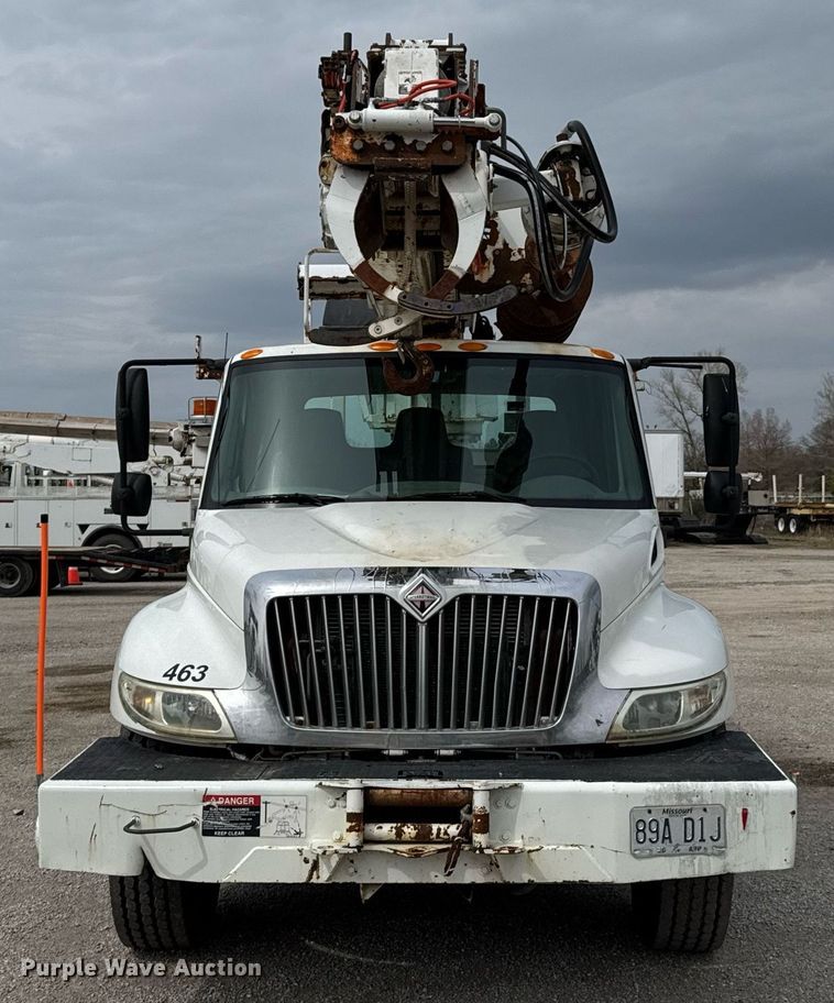 image for item DO0769 2005 International 4300 digger derrick truck