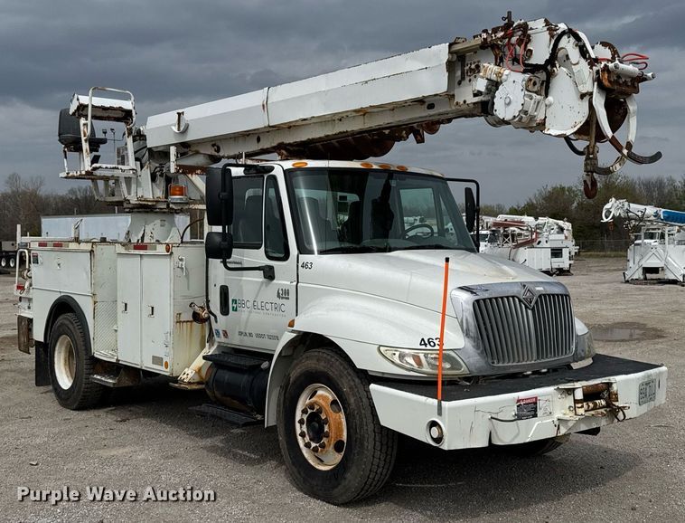 image for item DO0769 2005 International 4300 digger derrick truck