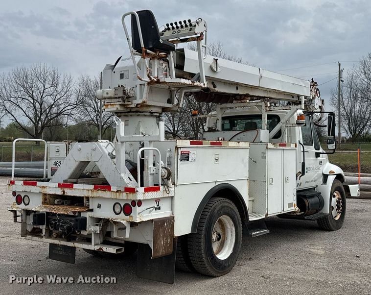 image for item DO0769 2005 International 4300 digger derrick truck