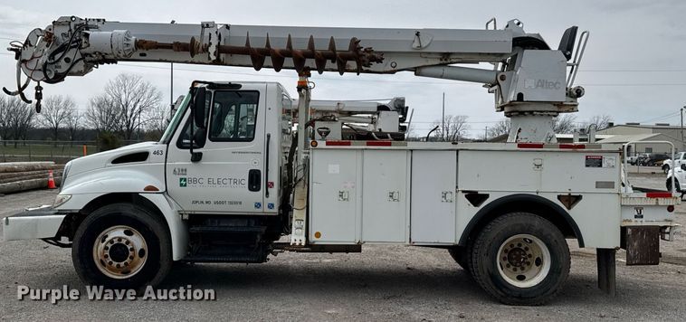 image for item DO0769 2005 International 4300 digger derrick truck