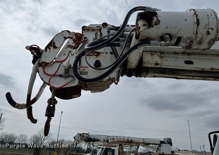 image for item DO0769 2005 International 4300 digger derrick truck