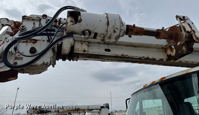 image for item DO0769 2005 International 4300 digger derrick truck