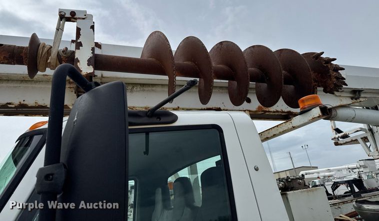 image for item DO0769 2005 International 4300 digger derrick truck