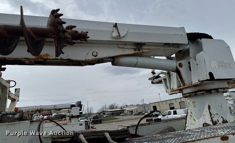 image for item DO0769 2005 International 4300 digger derrick truck