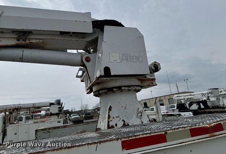 image for item DO0769 2005 International 4300 digger derrick truck