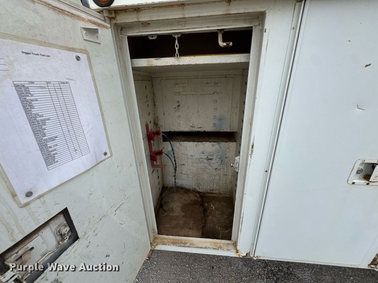 image for item DO0769 2005 International 4300 digger derrick truck