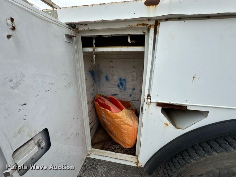 image for item DO0769 2005 International 4300 digger derrick truck