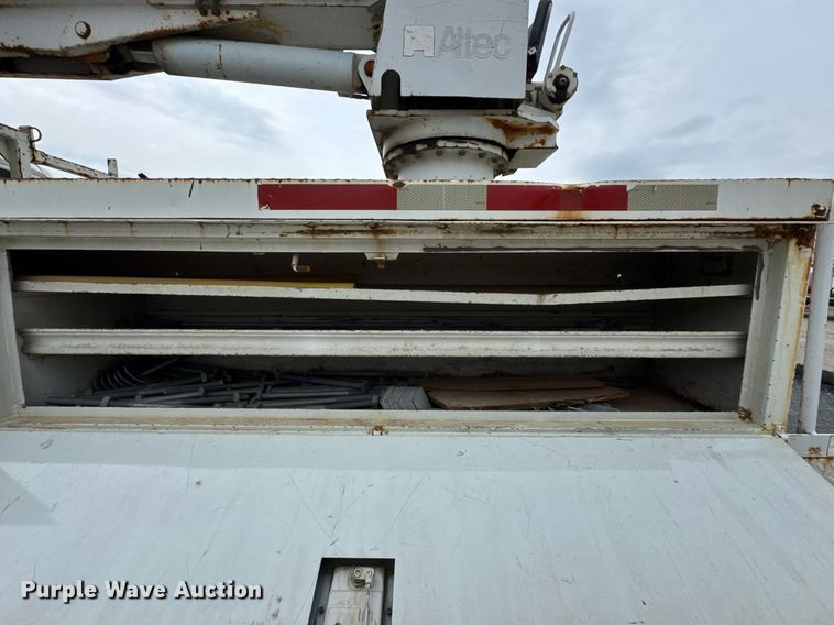 image for item DO0769 2005 International 4300 digger derrick truck