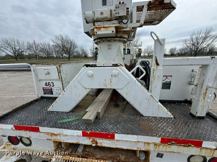 image for item DO0769 2005 International 4300 digger derrick truck