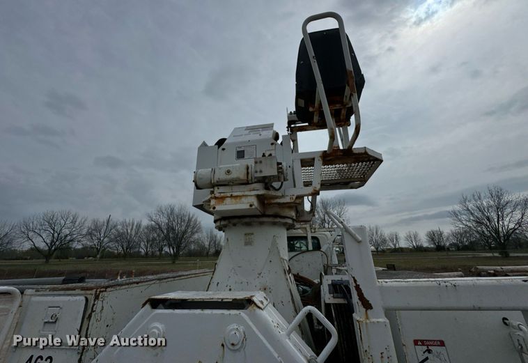 image for item DO0769 2005 International 4300 digger derrick truck