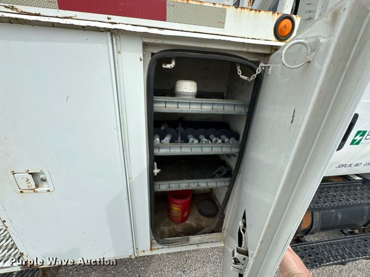 image for item DO0769 2005 International 4300 digger derrick truck