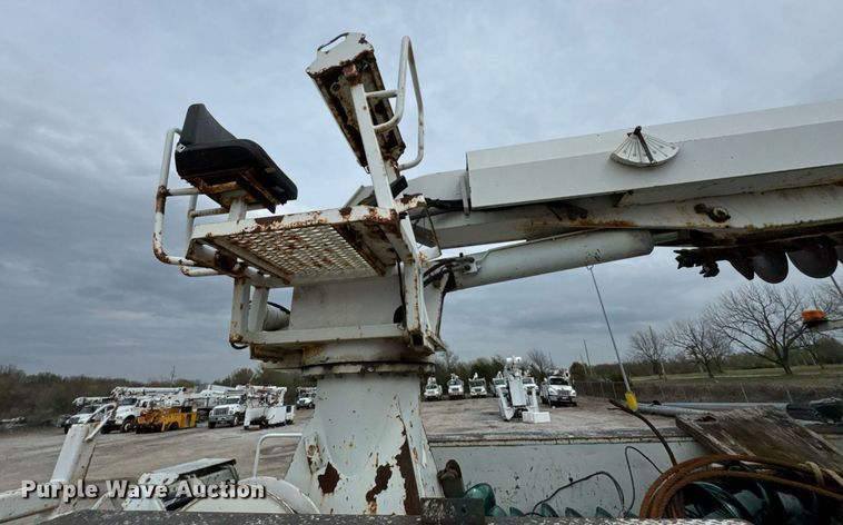 image for item DO0769 2005 International 4300 digger derrick truck