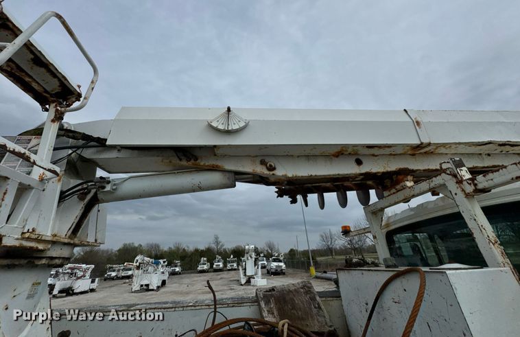 image for item DO0769 2005 International 4300 digger derrick truck