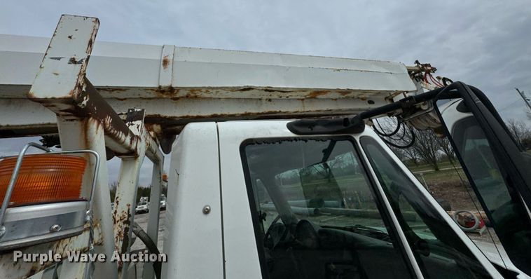 image for item DO0769 2005 International 4300 digger derrick truck