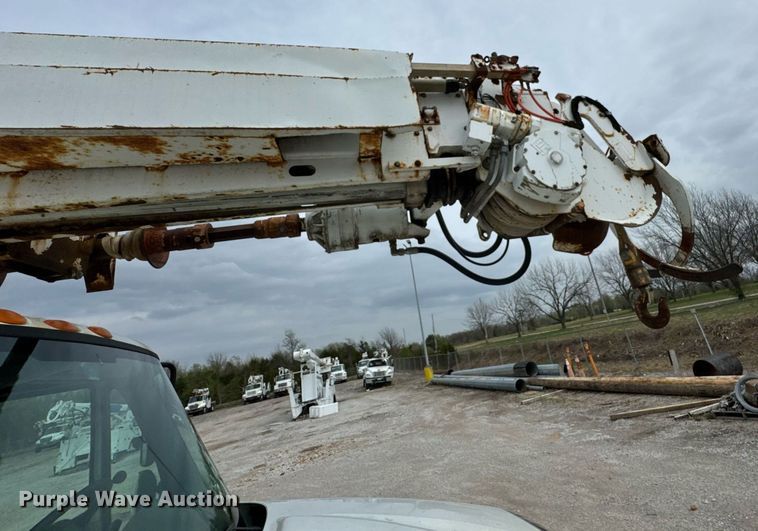 image for item DO0769 2005 International 4300 digger derrick truck