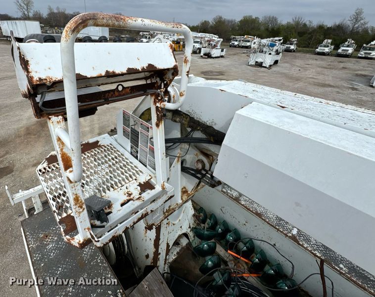 image for item DO0769 2005 International 4300 digger derrick truck