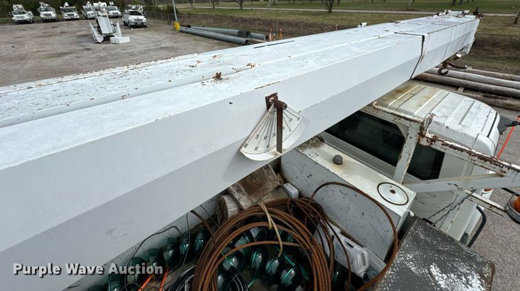 image for item DO0769 2005 International 4300 digger derrick truck