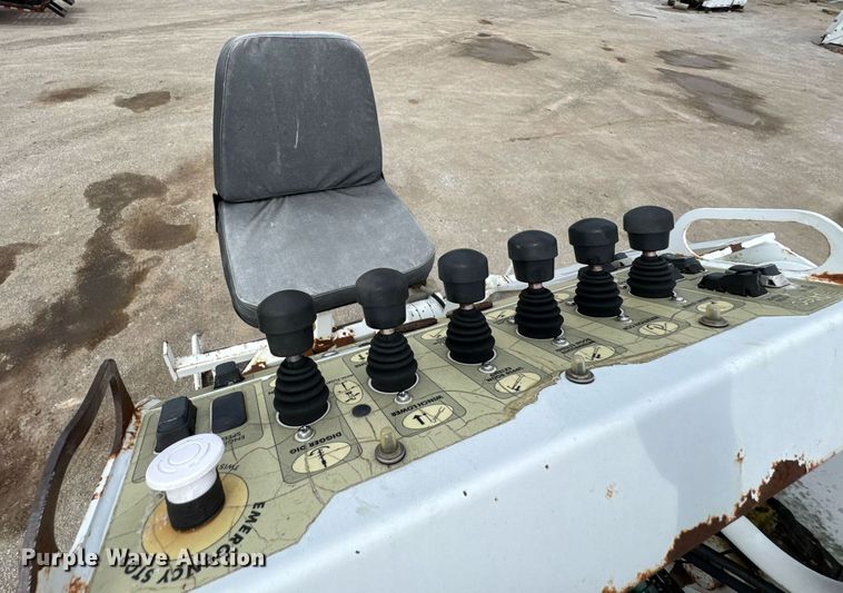 image for item DO0769 2005 International 4300 digger derrick truck