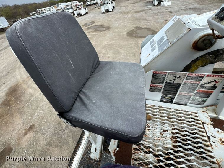 image for item DO0769 2005 International 4300 digger derrick truck