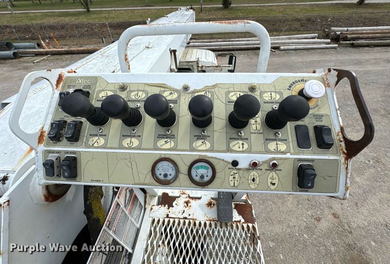 image for item DO0769 2005 International 4300 digger derrick truck