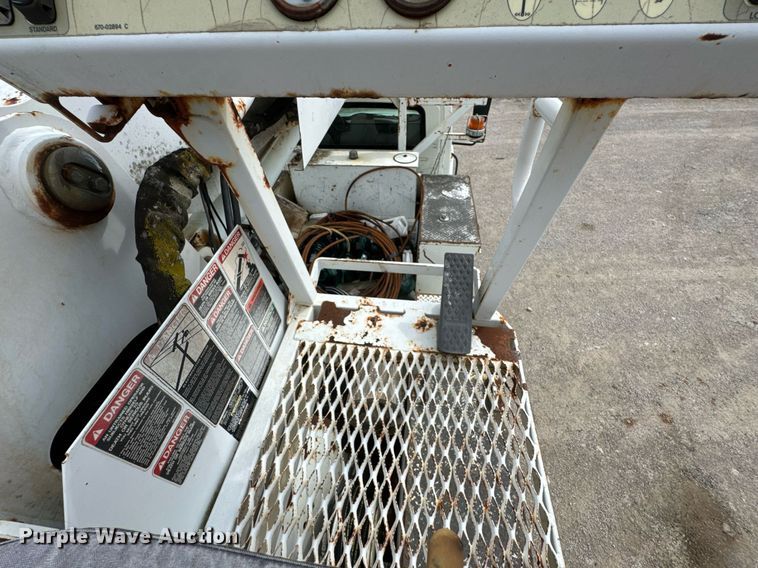 image for item DO0769 2005 International 4300 digger derrick truck