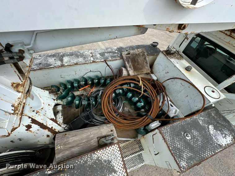 image for item DO0769 2005 International 4300 digger derrick truck