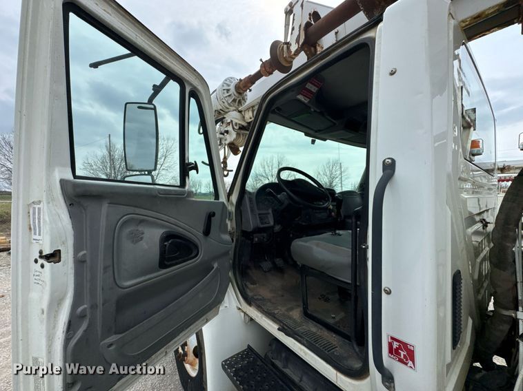 image for item DO0769 2005 International 4300 digger derrick truck