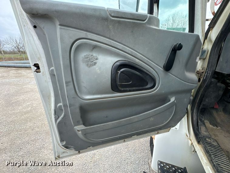 image for item DO0769 2005 International 4300 digger derrick truck