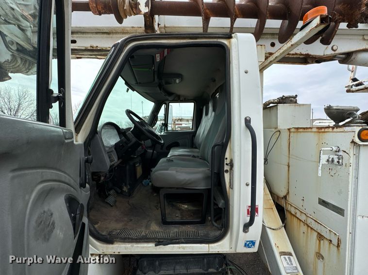 image for item DO0769 2005 International 4300 digger derrick truck