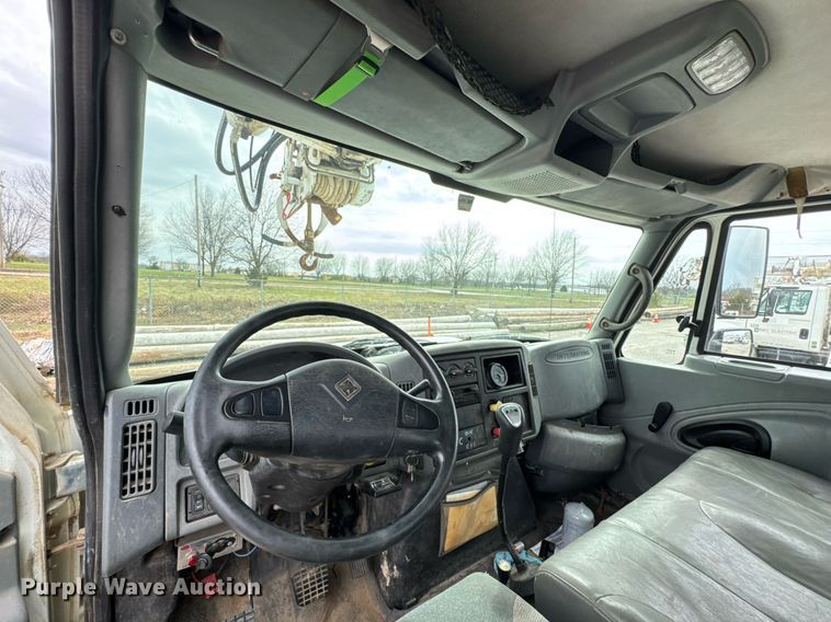 image for item DO0769 2005 International 4300 digger derrick truck