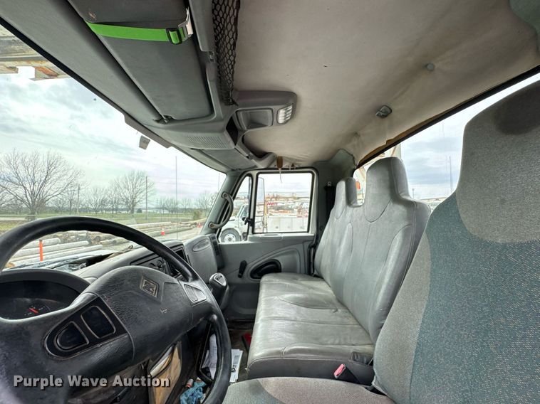 image for item DO0769 2005 International 4300 digger derrick truck