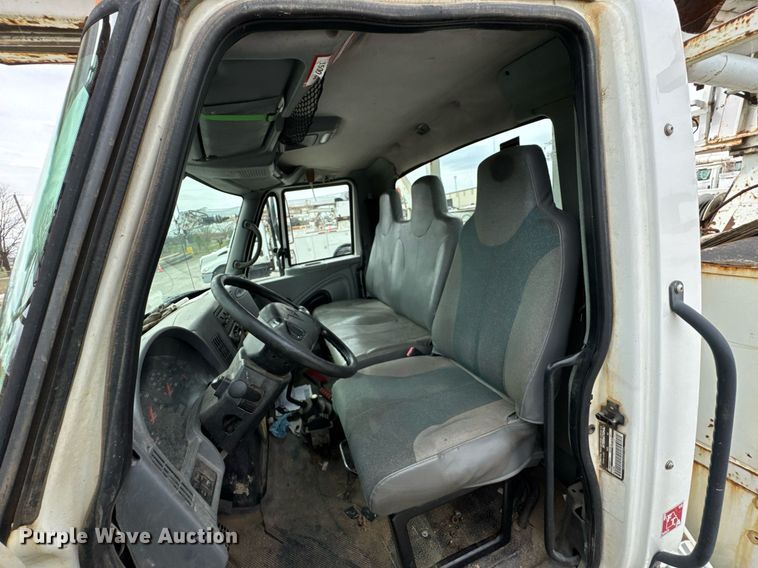 image for item DO0769 2005 International 4300 digger derrick truck