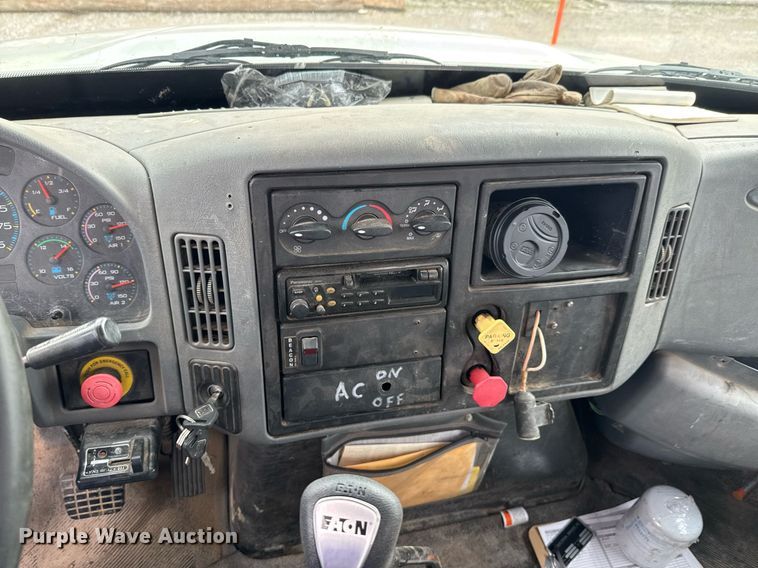 image for item DO0769 2005 International 4300 digger derrick truck