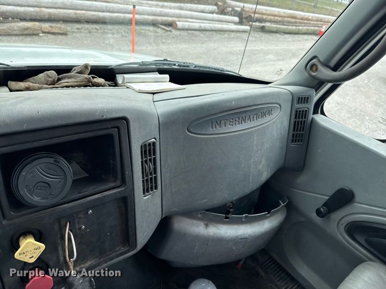 image for item DO0769 2005 International 4300 digger derrick truck