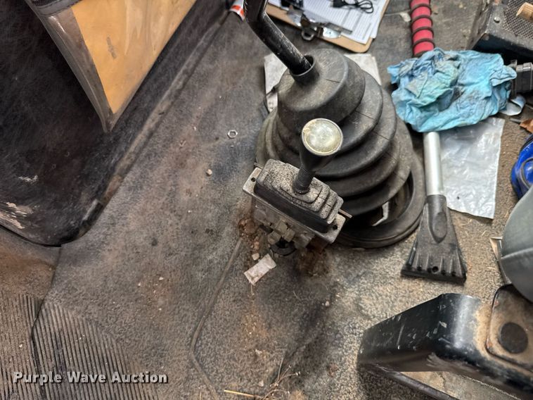 image for item DO0769 2005 International 4300 digger derrick truck