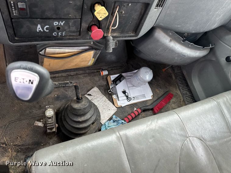 image for item DO0769 2005 International 4300 digger derrick truck