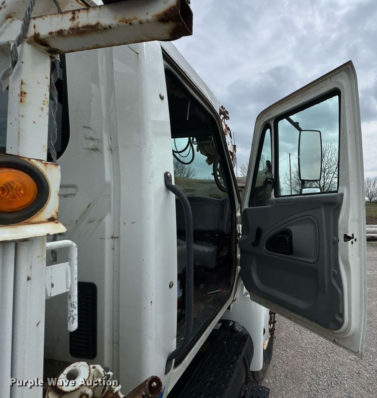 image for item DO0769 2005 International 4300 digger derrick truck