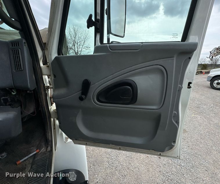 image for item DO0769 2005 International 4300 digger derrick truck