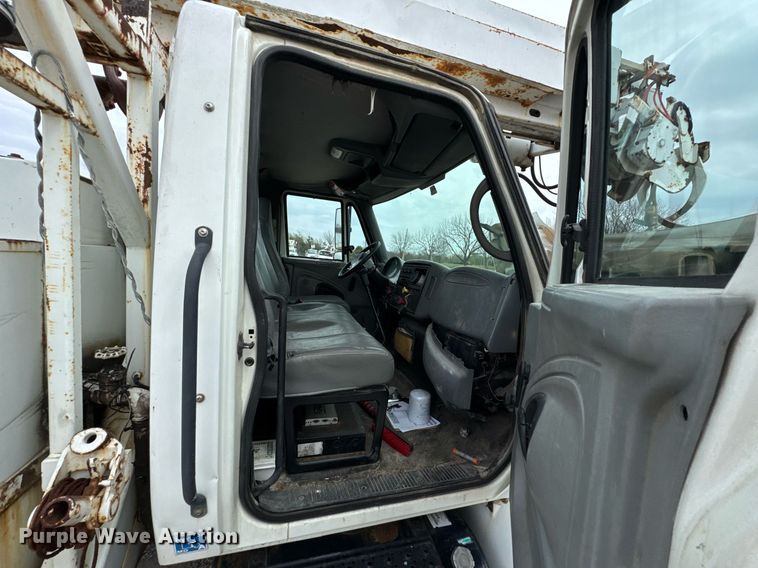 image for item DO0769 2005 International 4300 digger derrick truck