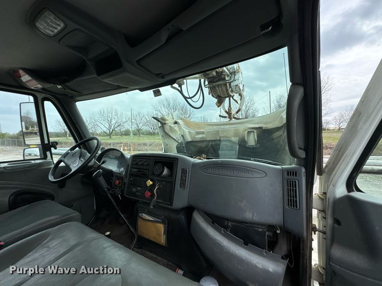 image for item DO0769 2005 International 4300 digger derrick truck