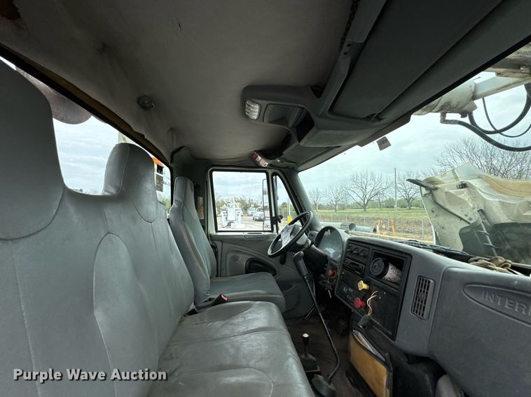 image for item DO0769 2005 International 4300 digger derrick truck