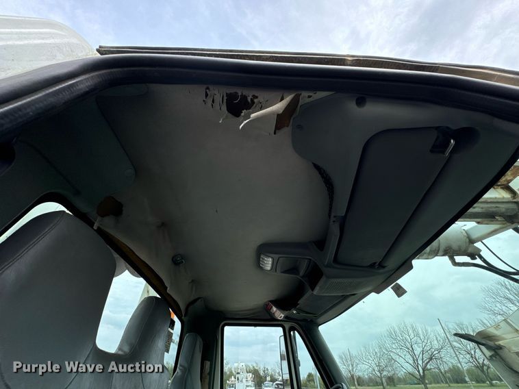 image for item DO0769 2005 International 4300 digger derrick truck