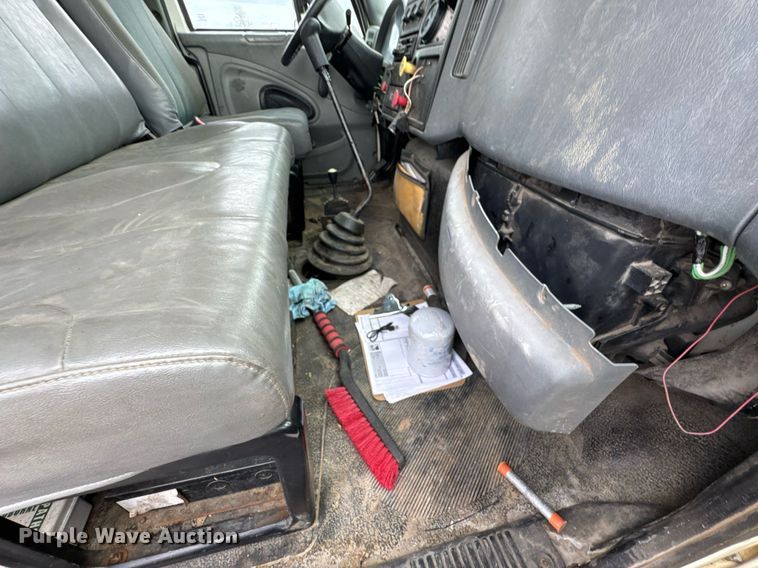 image for item DO0769 2005 International 4300 digger derrick truck