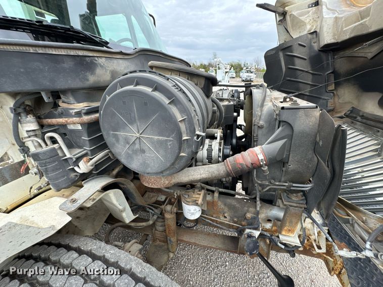 image for item DO0769 2005 International 4300 digger derrick truck