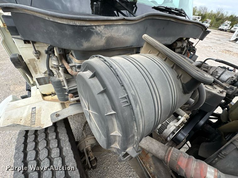 image for item DO0769 2005 International 4300 digger derrick truck