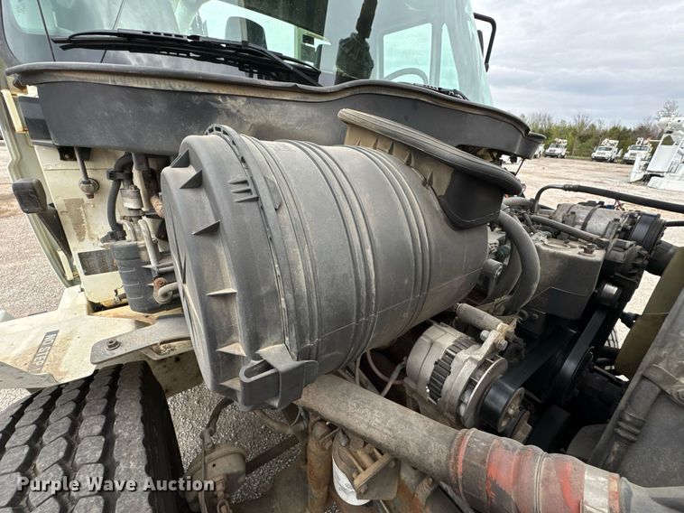 image for item DO0769 2005 International 4300 digger derrick truck