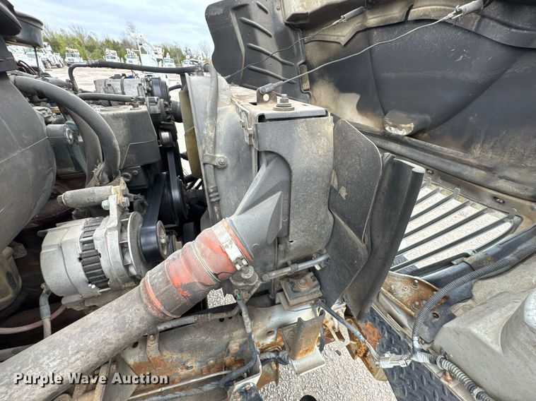 image for item DO0769 2005 International 4300 digger derrick truck