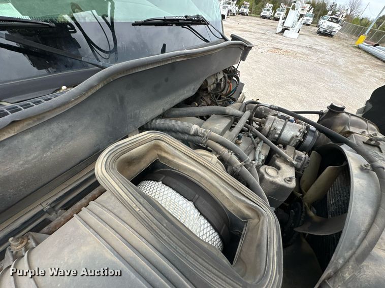 image for item DO0769 2005 International 4300 digger derrick truck