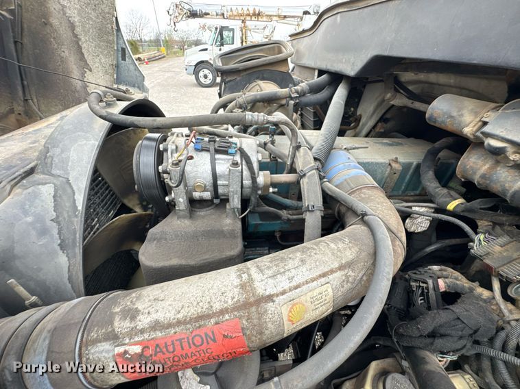 image for item DO0769 2005 International 4300 digger derrick truck