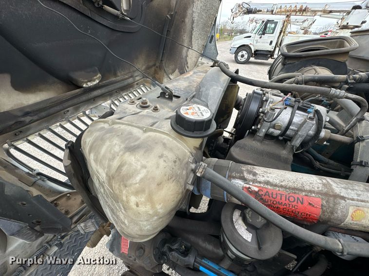 image for item DO0769 2005 International 4300 digger derrick truck